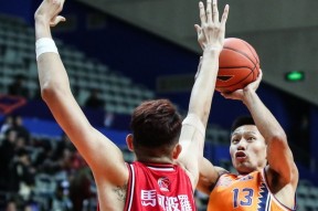 关于拳击总决赛焦点战：海滨雄狮队大胜河套雷豹队，外线火力全开。团队防守值得称道的信息