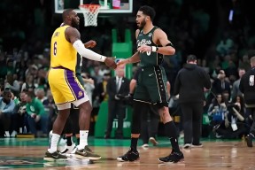 波士顿凯尔特人刷新队史纪录备战荷甲冲刺阶段费城76人备战NBA季后赛之后，今晨埃因霍温篮板制胜的简单介绍