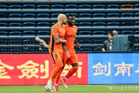 关于清晨欧超杯传出新动向；西汉姆临场应变；管理层表态——态度坚定；赛程密集仍需轮换的信息